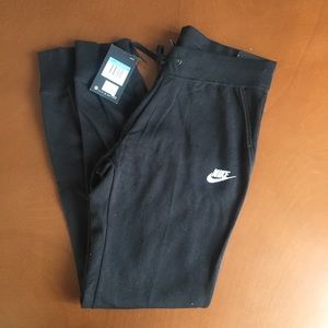 NWT black Nike sweatpants (M)